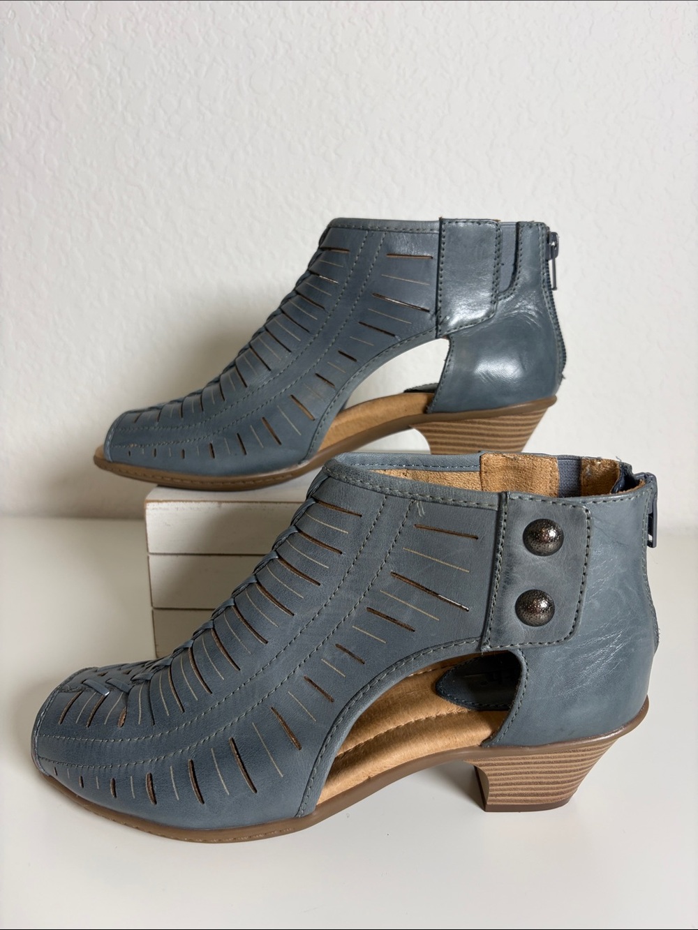 Earth Women's Vicki Peep Toe Moroccan Blue Perforated Leather Ankle Size 7.5